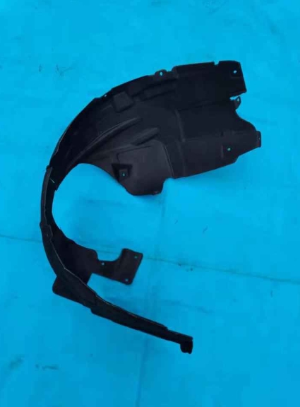 Geometria Geely Um guarda-roupa de plástico ou borracha preto é usado para bloquear a lama.