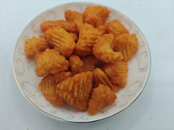 風味豊かなおやつ、カリカリ食感の渦巻き米菓、絶妙な味わい
