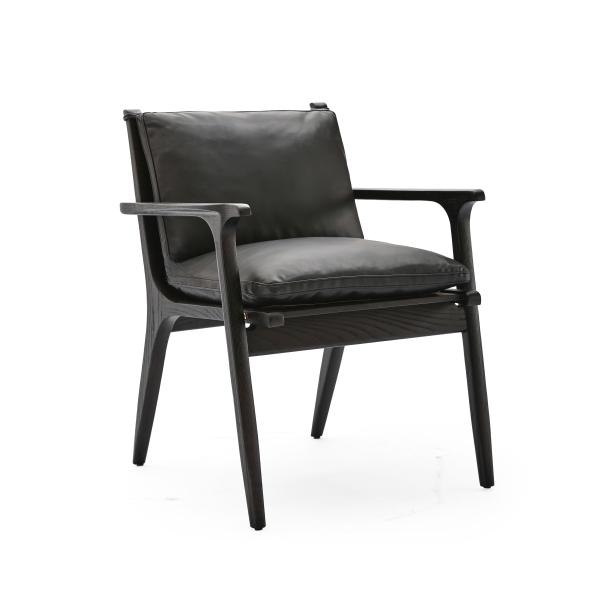 Chaise en bois de rose à l' intérieur avec quatre pattes et un dossier