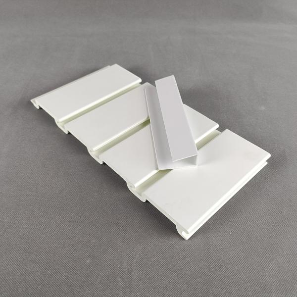 PVC stratifié Slatwall en bois lambrisse pour la décoration de salle d'exposition