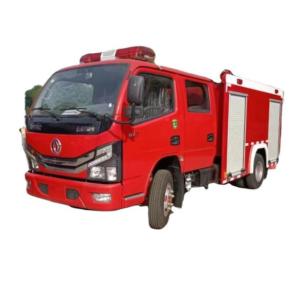 Le camion de pompiers en mousse de 12 t dispose d'un réservoir d'eau et d'une fonction de lutte contre l'incendie qui convient à la lutte contre les incendies d'huile et autres incendies d'huile