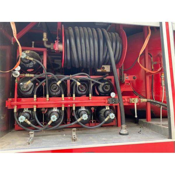 Buen estado de combustible rojo tipo Howo camión de extinción de incendios 16cbm transmisión manual