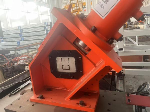 Máquina formadora de rollos para montaje de paneles solares automática