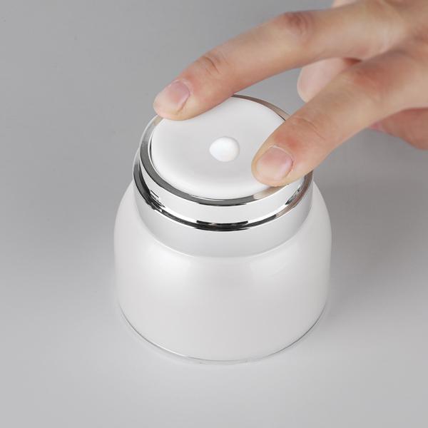 Elegant White Round Empty Cosmetic Jars Sanitary Dispenser Cap Metaillic Silver Shoulder