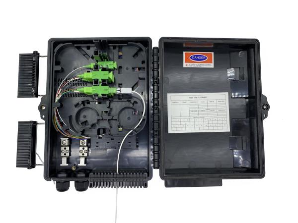 Boîte de répartition de séparateur de fibres optiques IP65 montée sur un poteau FTTH Ports à chute plate
