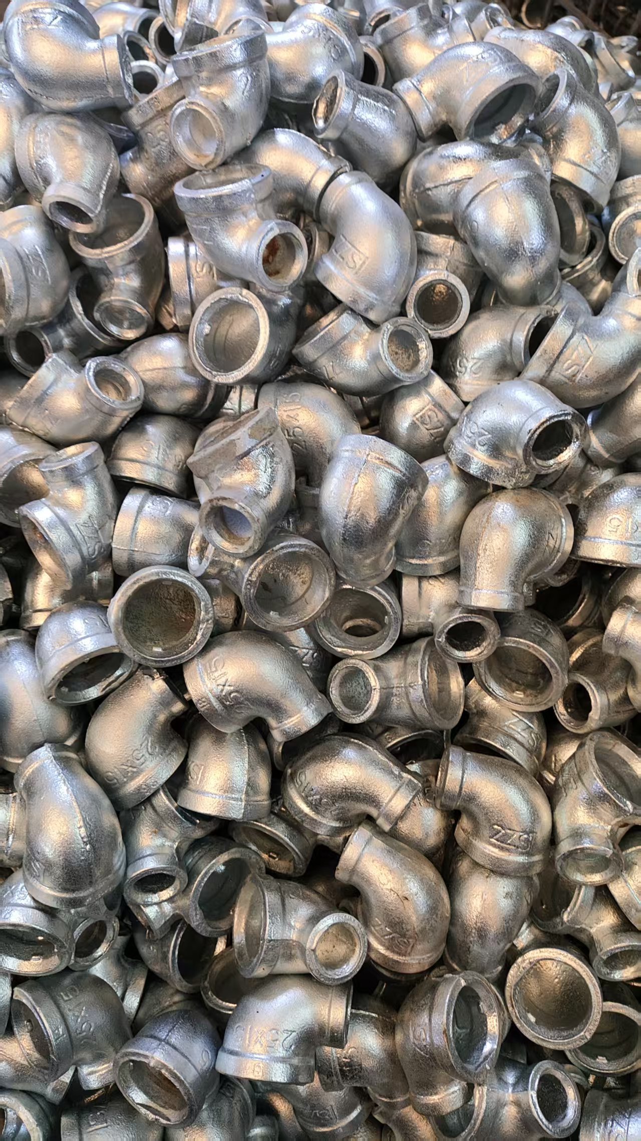 Galvanized 90 Degree Threaded Elbow for Corrosion Resistant Water & Gas Pipeline Connections