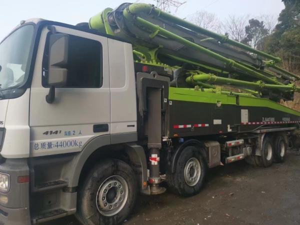 Pompes de camions d'occasion de type Zoomlion 56m pour la société de béton blanc prêt-mix