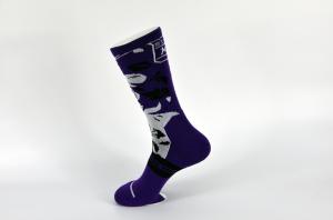 Chaussettes sportives noires de basket-ball du genou des hommes les hautes s