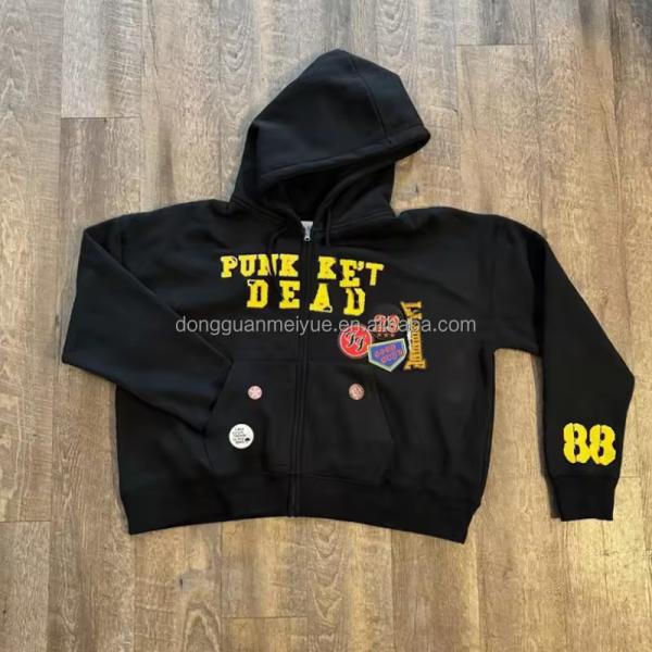 Des patchs brodés, un logo, une chemise à capuche, une chemise à fermeture à glissière, une chemise à capuche.