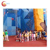 As crianças internas que escalam a escalada de Treadwall do parque do trampolim da parede personalizaram
