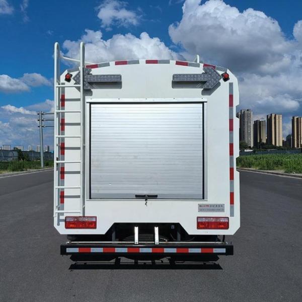 9.1TONS 3300L 3.3m3 Guardrail Cleaning Truck Diesel Powered High Power