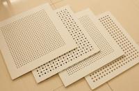 Le plafond acoustique couvre de tuiles la machine de perforation de feuille pour perforations rectangulaires rondes/