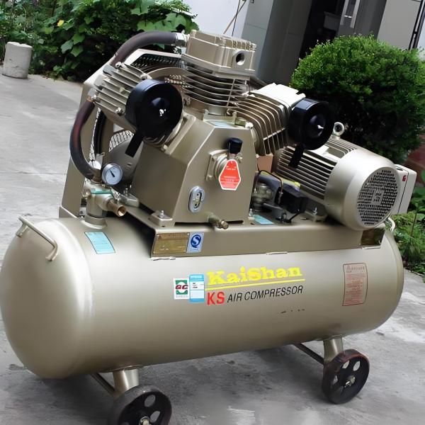 Mobile and convenient piston air compressor