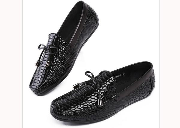 Sapatas lisas do laço dos mocassins de couro ocasionais do couro envernizado dos preguiçosos dos homens para comprar