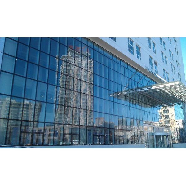 Современная стеклянная стена с звукоизоляцией и энергосбережением