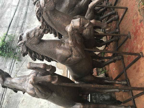 The metal cast bronze horse sculpture combination is suitable for outdoor garden decoration