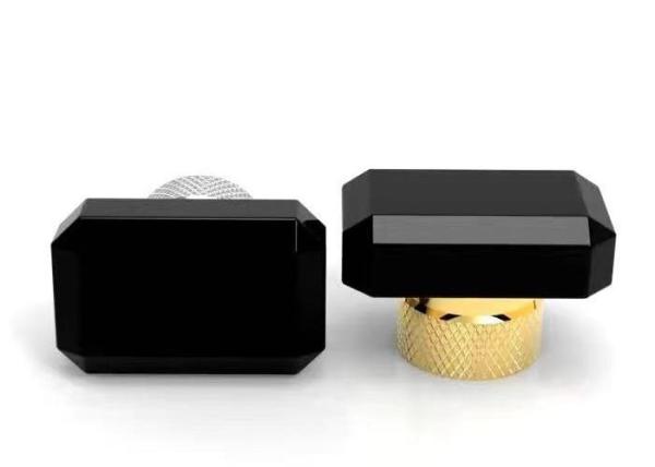 Cor liga de zinco do ouro dos tampões de garrafa do perfume do processo luxuoso da carcaça de dado