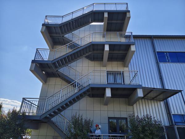 Fabricación de estructuras de acero de precisión para edificios industriales