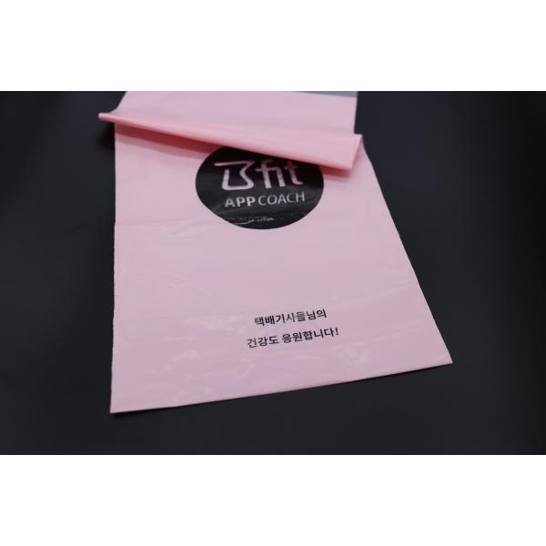 Одежды бутика печатают грузя упаковывая верхнюю часть молнии конверта сумок пластиковую розовую пересылая