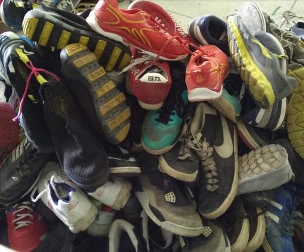 Large stock second hand shoes in pair , used shoes used clothing old bags