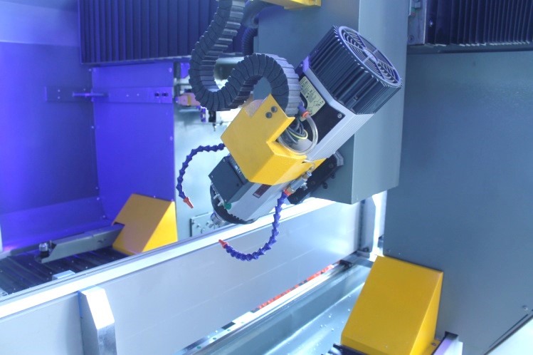 Cnc PVC профиля автомата для резки CNC 4 осей машина алюминиевого сверля и выстукивая