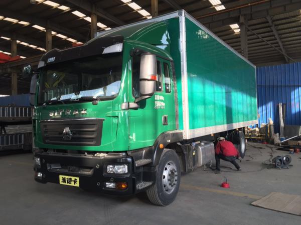 CNHTC 4*2 Wheel Drive Type Green Small Cargo Truck For Mail And Pacel Transportation
