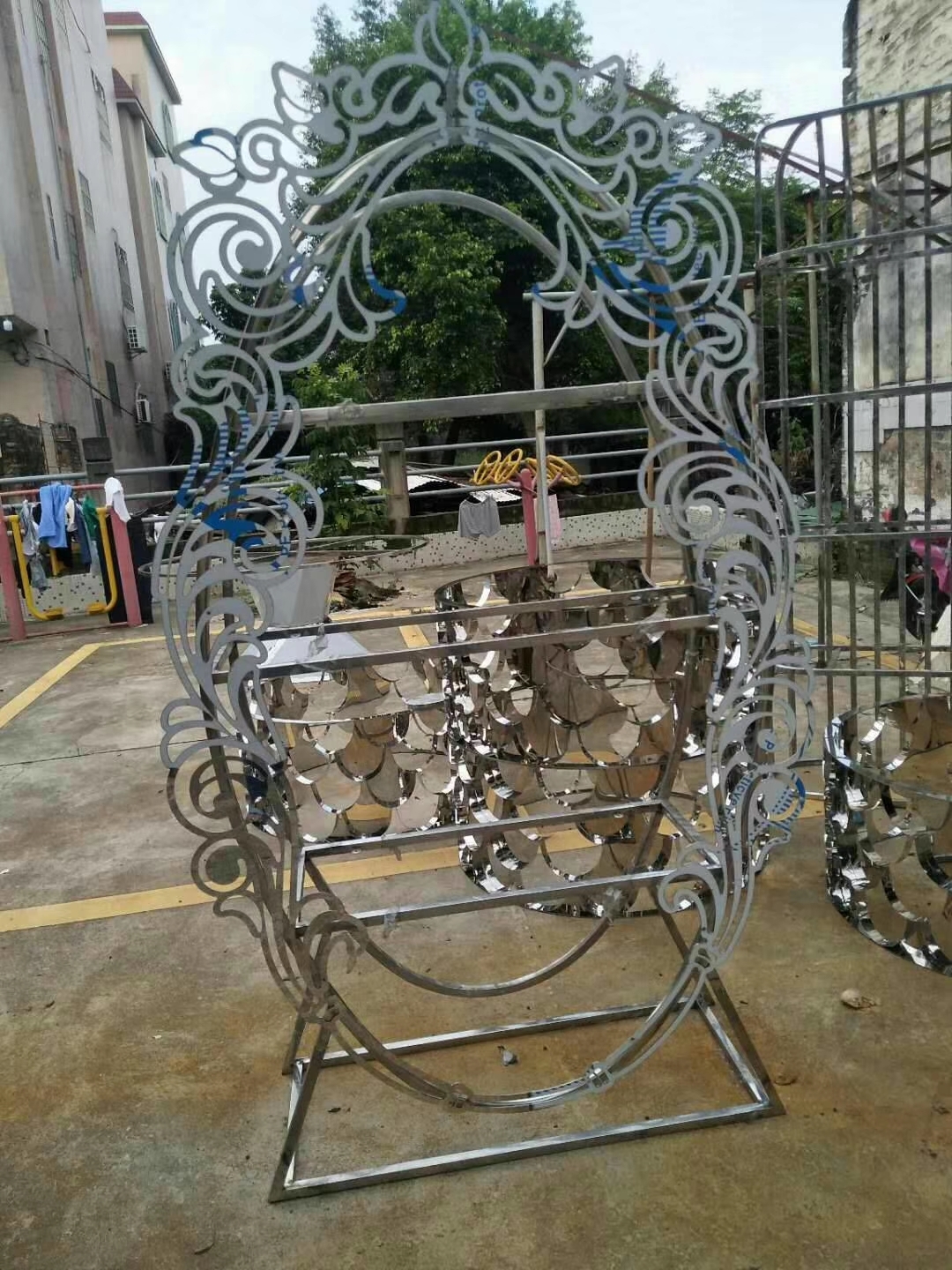 WENDING Silver Baroque Oval Display Rack – Acanthus Crown Fish-Scale Wedding Wine Shelf