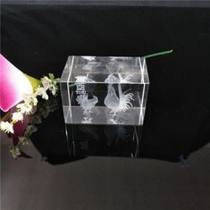 Escultura de cubo con base LED para decoración del hogar, regalo de cumpleaños con rosa grabada en cristal