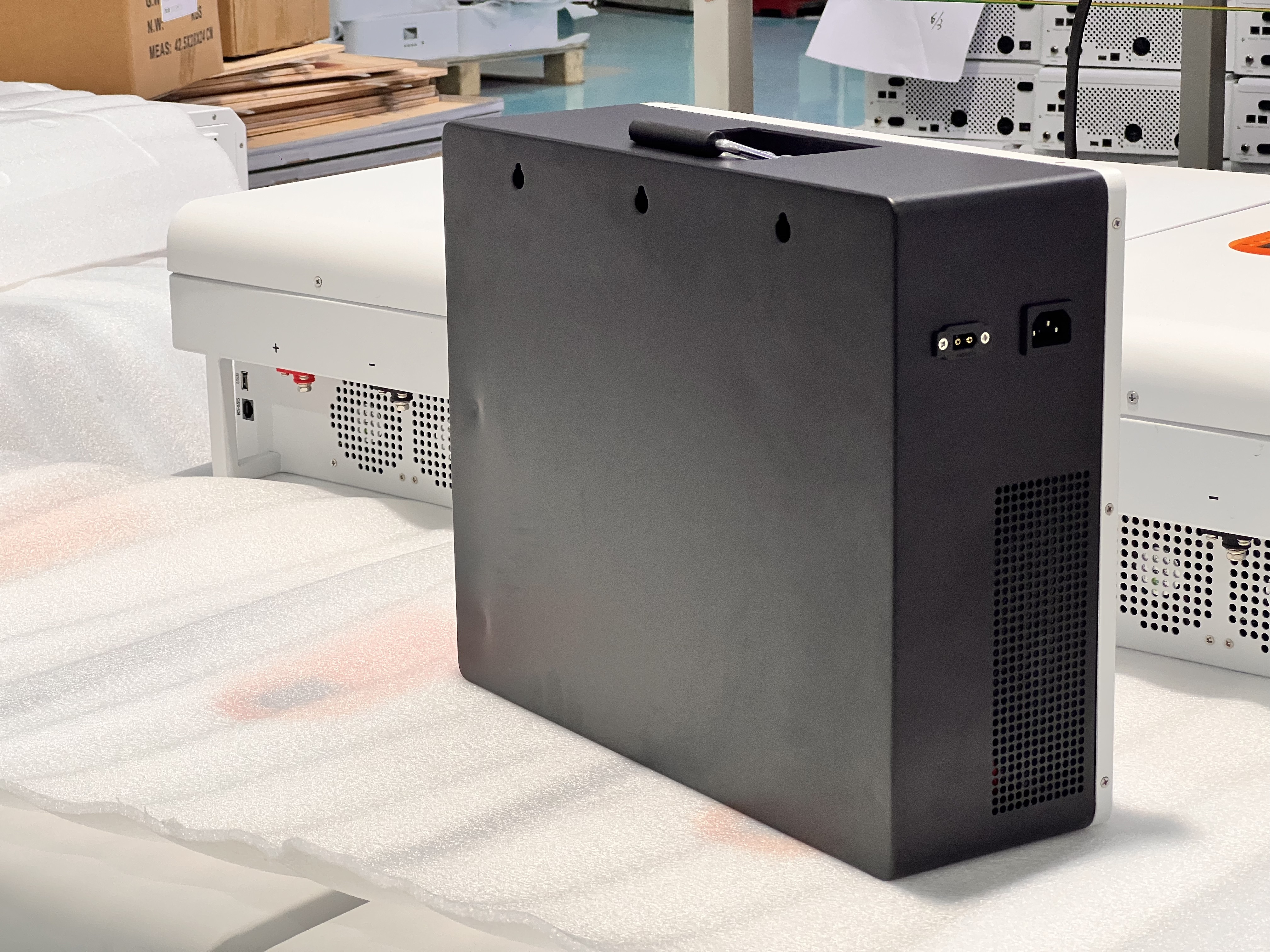Portable Wall-Mounted Power Supply (AC Input 1KW Max) 6.4V 1KW Inverter + 2KW.H Battery