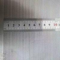 Tôle en acier inoxydable 304 de surface 2B avec micro-perforations, usinée avec précision pour instruments analytiques et biomédicaux