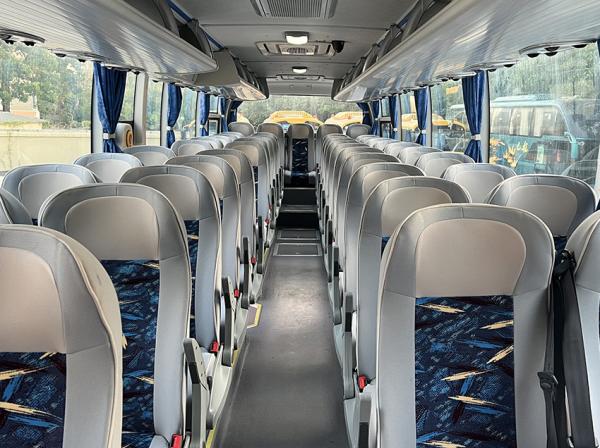 Autocarro de passageiros manual usado 47 lugares autocarro interurbano de segunda mão grande