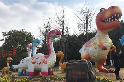 As crianças gostam de modelos feitos a mão do dinossauro da fibra de vidro do parque para interno e exterior