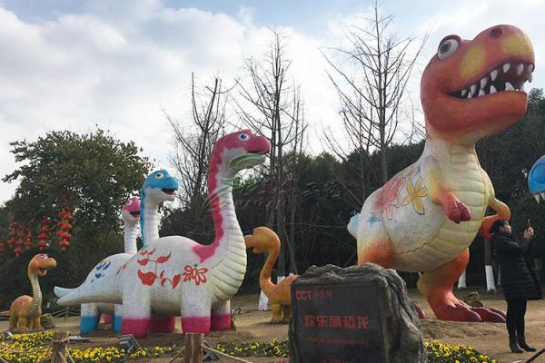 As crianças gostam de modelos feitos a mão do dinossauro da fibra de vidro do parque para interno e exterior