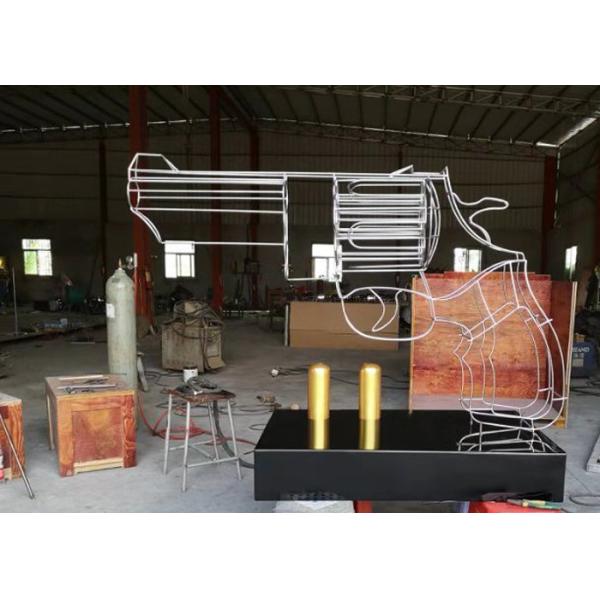 Большое искусство нержавеющей стали ваяет скульптуру провода орудийного металла с пулями