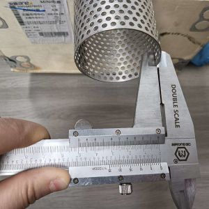 X5CrNi18 304 316 Cuadro de filtro de agua de acero inoxidable espiral soldado tuberías metálicas perforadas / elementos de filtro perforados