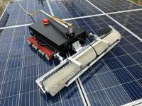 Robô de limpeza de painéis solares