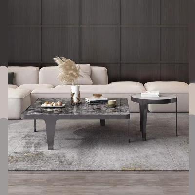 Une table basse en céramique, une table basse en marbre blanc.