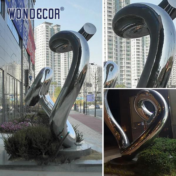 Большая геометрическая скульптура из нержавеющей стали с круглой трубкой