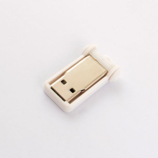 Переработанный USB-накопитель с полной памятью, подключенный к флеш-накопителю с помощью чипов Toshiba