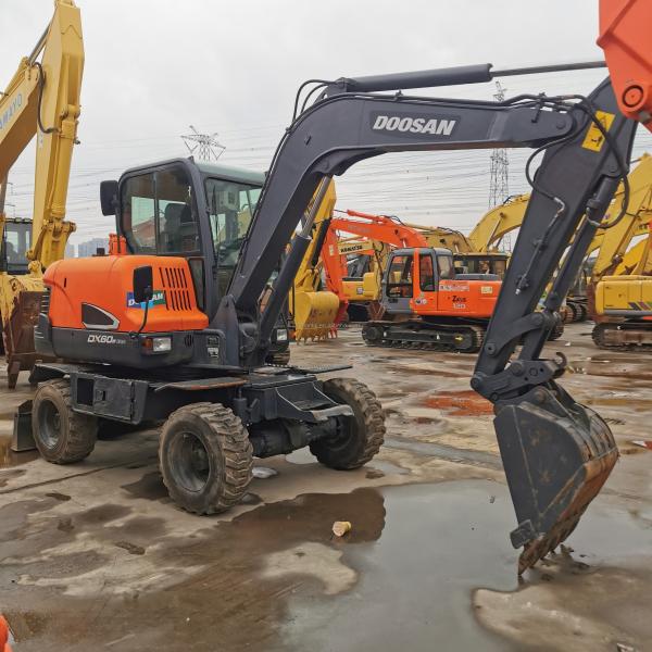 Excavateur DOOSAN DX60W abordable et économe en énergie pour le concassage des excavateurs manuels utilisés