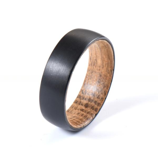 Anillo de carburo de tungsteno negro de boda para hombres Barril de whisky Insert de madera con cúpula 8 mm