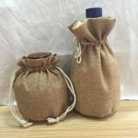 La poche inférieure ronde de vin, jute naturel/bouteille hessoise met en sac écologique