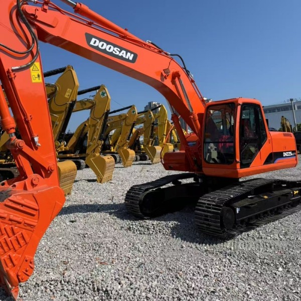 22 Ton Used Doosan DH225LC-7 Hydraulic Excavator Reliable Korea Digger for Earthmoving & Road Building Works