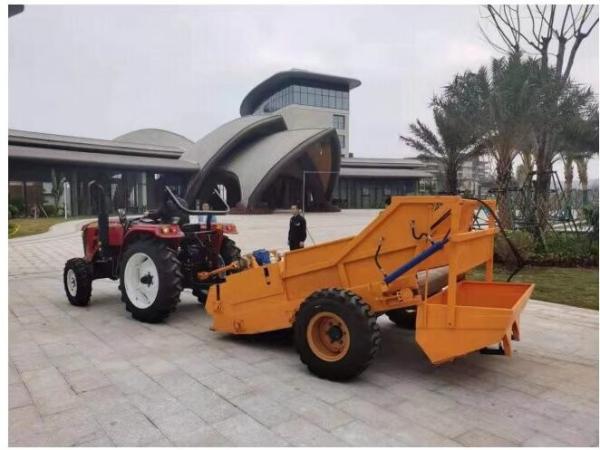 Deodorizing Tractor Driving Beach Cleaning Machine Removing Debris