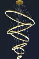 Chandelier à l' acrylique d' or à six anneaux, chandelier à LED, salon moderne, escalier, plafond, décor luxueux.