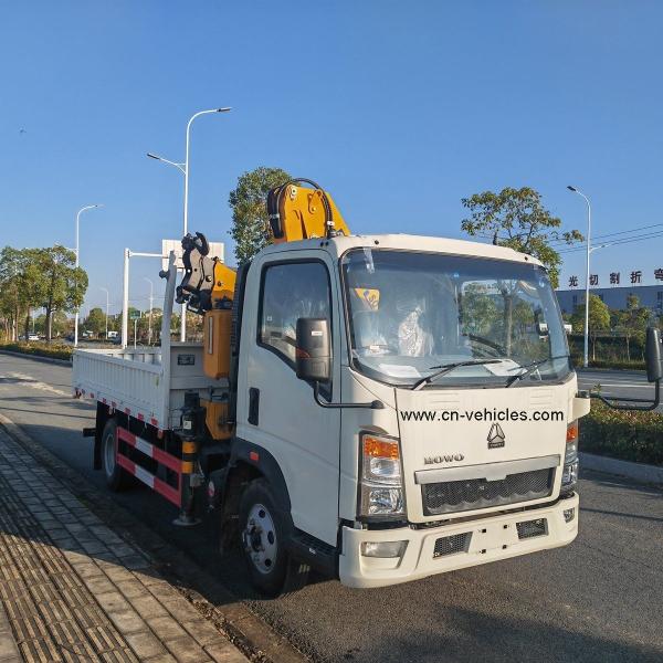 Sinotruck HOWO Middle Size Truck Mounted Telescopic Crane 6 Wheels 4X2 4 Section