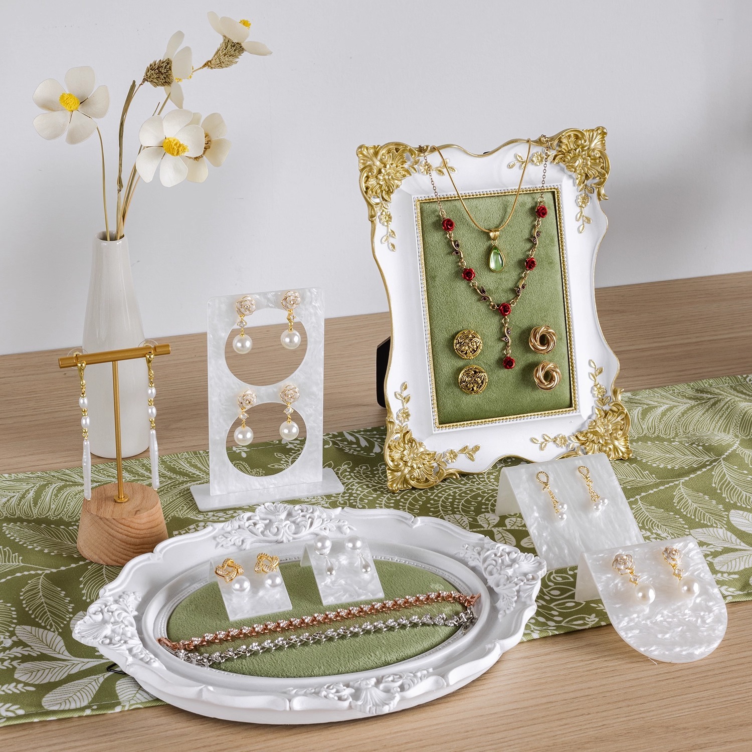 Customized Design High-Quality Materials Jewelry Display Rack for Platinum and Gold Jewelry Showcase One-Stop Solution