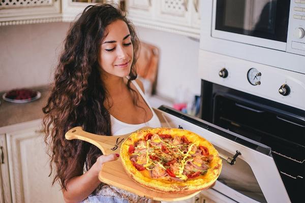 High-Grade Pizza Peel Pizza Paddle with Pizza Scissors Cutting Board for Cheese, Meat & Veg