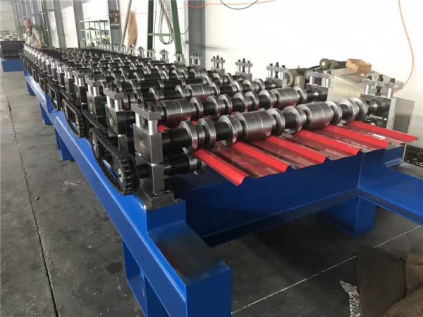O rolo do telhado do metal que forma a máquina, colore a folha do telhado da chapa de aço que faz a máquina