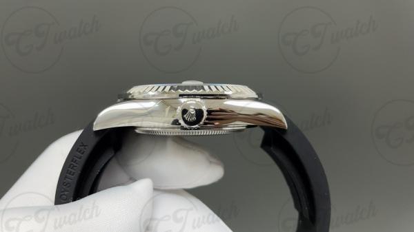 Sky Dweller: reloj de lujo de 42 mm con esfera negra.